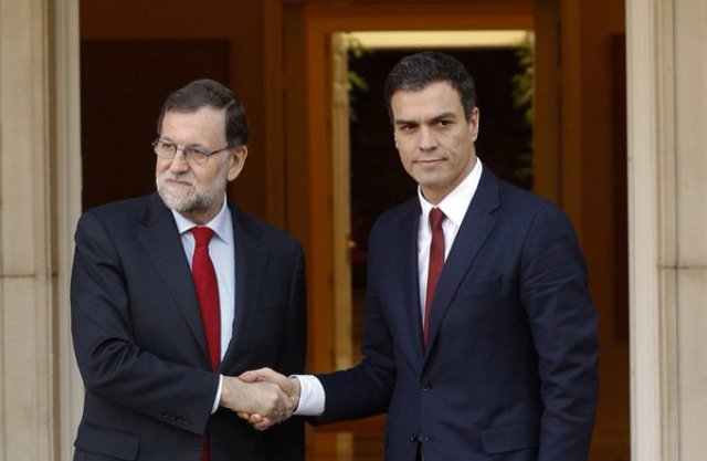 TaboadaLucia's tweet photo. Cuando tus padres te decían que hicieses las paces con tu hermano. https://t.co/H1U9Srxlm0