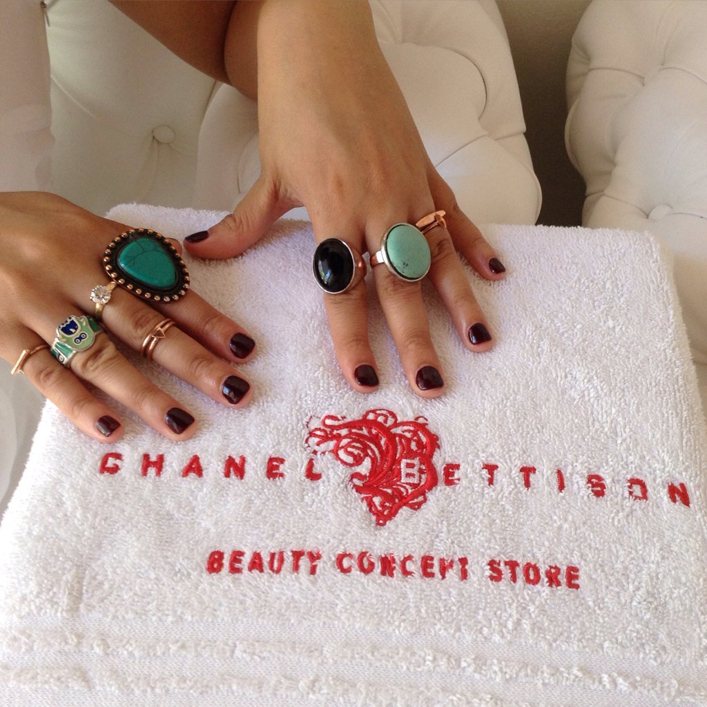 trend_soiree's tweet photo. Just got my nails done 💅💅💅 @ChanelBettison ready  for the Season's festivities 🎅🎄🎅🎄#wevemadeitplayful https://t.co/AY4R42wiH3