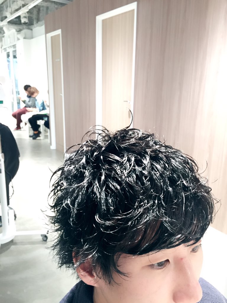 徳永 壮馬 Ocean Tokyo 美容師 強めパーマのお客様を クールグリース でスタイリング タオルドライした髪の毛に枝豆2個分馴染ませるだけ つむじから顔まわりに向かって振って下ろすのがポイントです Ocean クールグリース パーマ