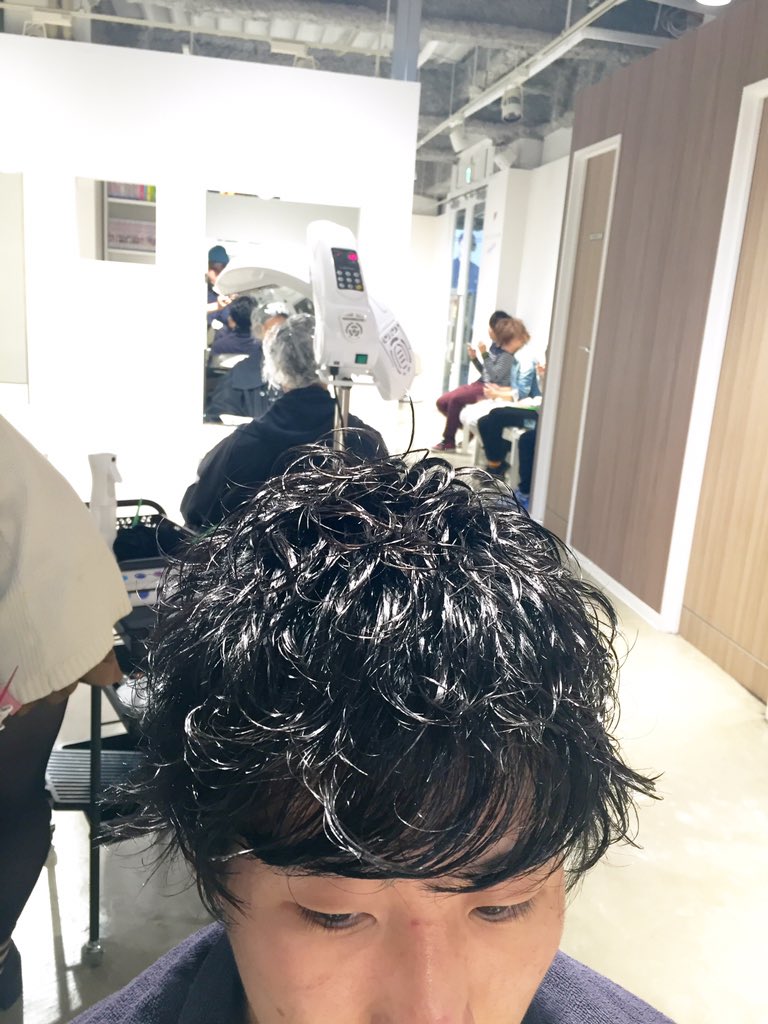 徳永 壮馬 Ocean Tokyo 美容師 強めパーマのお客様を クールグリース でスタイリング タオルドライした髪の毛に枝豆2個分馴染ませるだけ つむじから顔まわりに向かって振って下ろすのがポイントです Ocean クールグリース パーマ