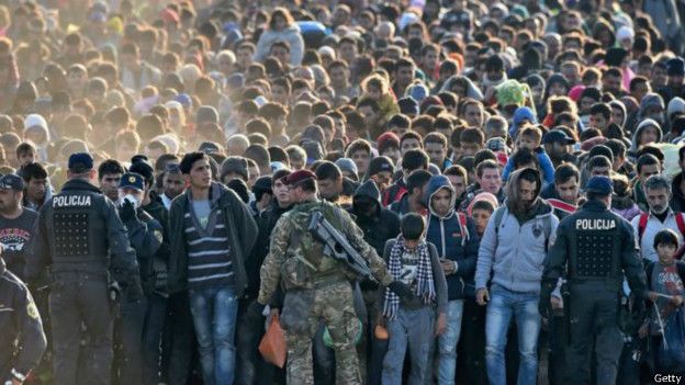 latercera's tweet photo. Crisis de los migrantes ¿trae el ascenso de la extrema derecha en Alemania ecos del nazismo? https://t.co/IwH1KgxiYq https://t.co/xpDX0g5gU5