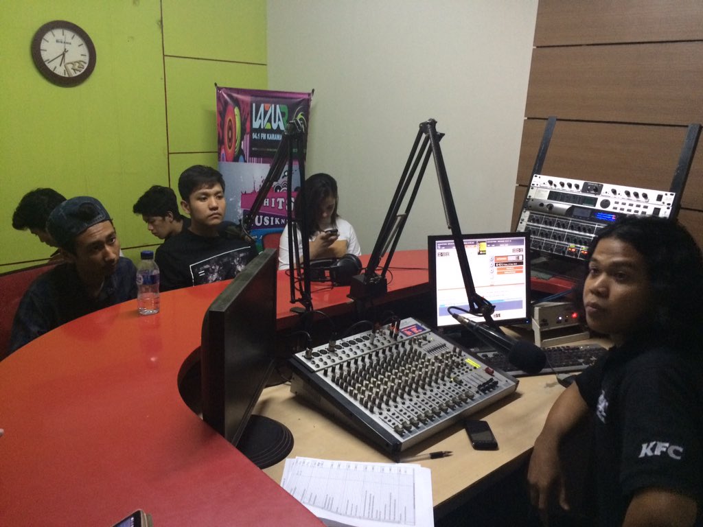 ThoriqAngie_ofc's tweet photo. Interview di @RadioLazuarFM
#thoriqers #angielova #graduateband https://t.co/0IpV87ZKST