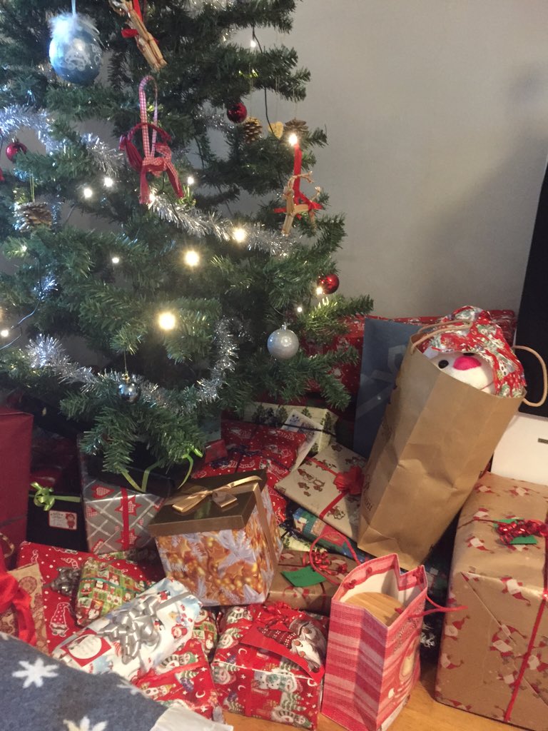 ArjaHmlinen's tweet photo. Ei ihan #lahjaton joulu tästäkään tullut. Suurin saaja on suvun nuorin😘. Hyvää joulua🎄 https://t.co/lKnkNW9FMk