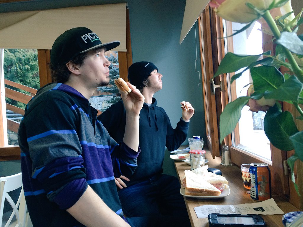 EFMeribel's tweet image. We've had lots of visitors today! Henry from @JacksBarMeribel &amp;amp; Andy from Evoloution! #meribel