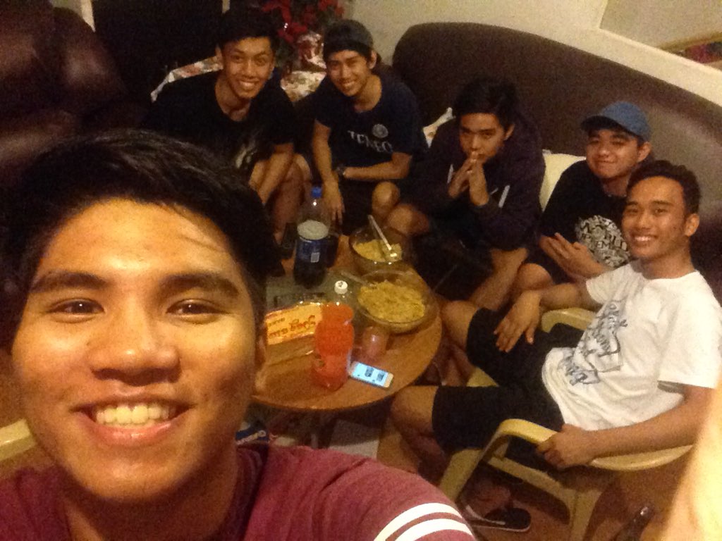 jaowiebabes's tweet photo. Merry christmas from my squad to yours! #MSGainz #15PancitCanton #MegaScrumptiousGainz #sarappy https://t.co/MkxLA9EFz3