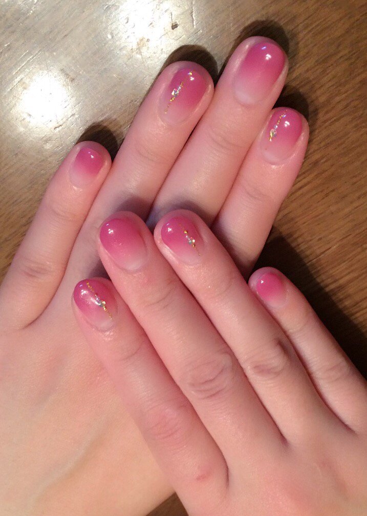 yuuuchan00's tweet photo. ネイルXmas.ver
カシスカラーのグラデに
ゴールドのラインで
ドレッシーな感じに
仕上げて頂きました♡ https://t.co/t2vfCyj345