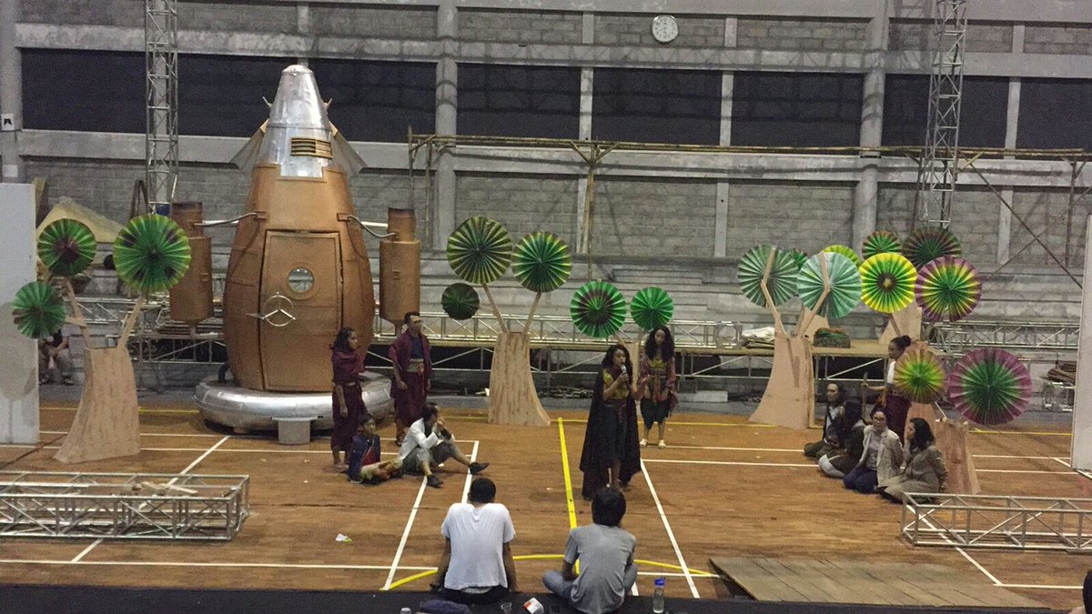 (via <a href="/mayursayurs/">dian mayang</a>) Gladi Resik I #KekwaShow Penasaran lihat pentasnya besok? Makanya buruan beli tiketnya... ☺