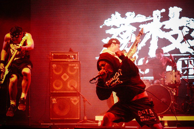 thehonorroll_'s tweet photo. Hardcore stalwart @KingLyChee took Hong Kong by storm on the @clockenflap stage: https://t.co/3iu887MI6S https://t.co/qVGCZmBNq0