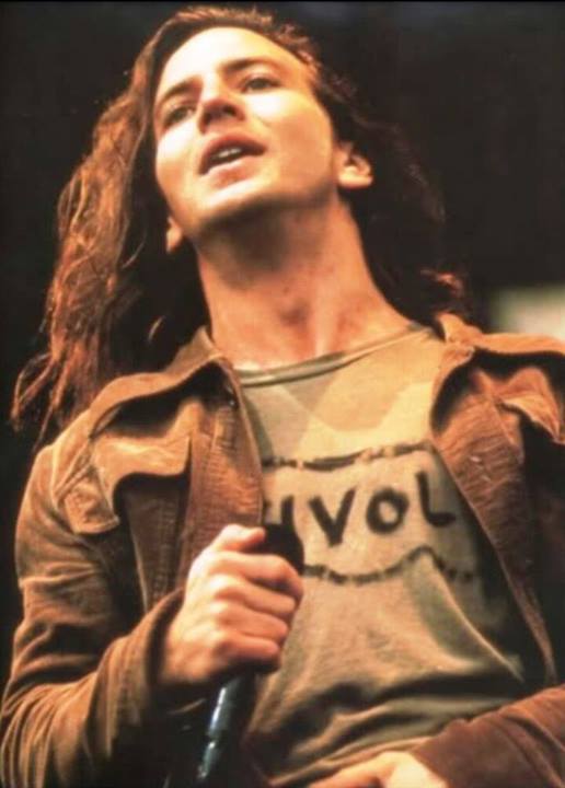 Hoy cumple 51 años una de las voces insignes de los 90s Eddie Vedder, líder de Happy Birthday!! 