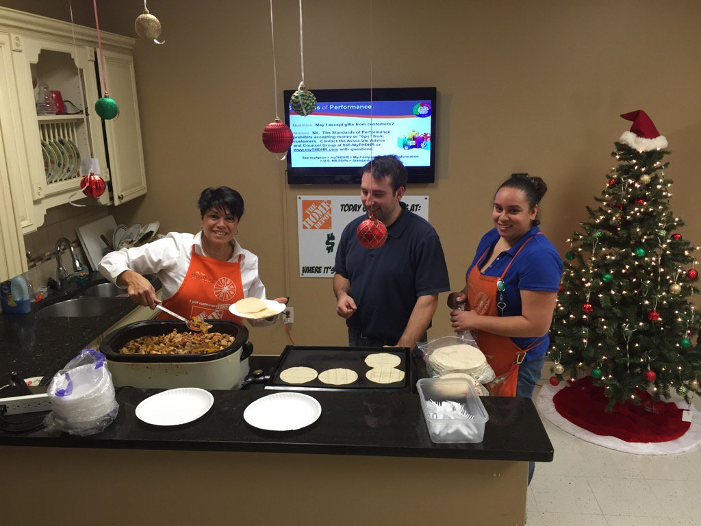 PuksztaMartha's tweet photo. #2720 taking care of associates with crock pot fajitas💃🏽@troyer_paige @bobsaniga @crystal_hanlon @kelly_mayhall https://t.co/ZkBuRkpoPA