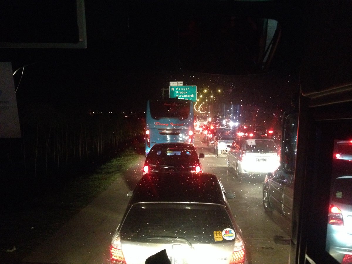 02.45 Keluar pintu tol Pejagan macet panjang, arah Cirebon lancar #lalincrb <a href="/RadioElshinta/">Radio Elshinta</a>