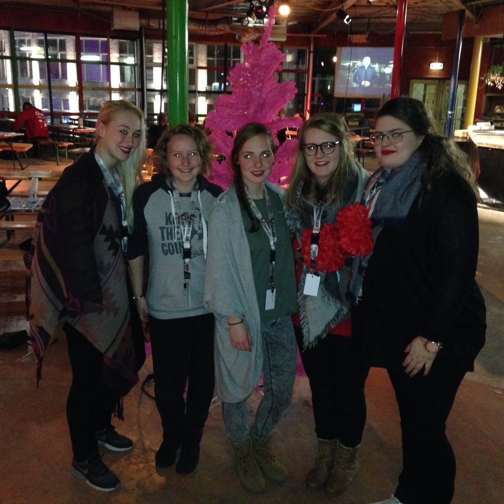 Deze meiden haalden 2000 € op met een theaterproductie voor #SR15 en kregen een speciale rondleiding back stage