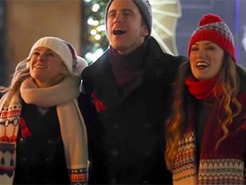 broadwaycom's tweet image. Christmas bells are ringing at your closest bus stop in this video from @skitsofrenic: bit.ly/1J3AFyK