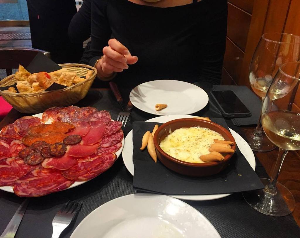 geni_ramos's tweet image. Sopareet amb la millor companyia @juudithp #porcus #girona ift.tt/1MwNLzi