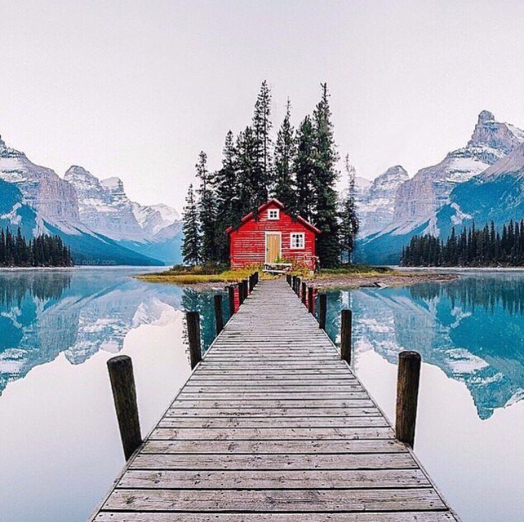 Figenza's tweet photo. Perfect #winterwonderland. #WanderlustWednesday #MalignLake #Alberta Photo by @ChrisBurkard via @travelingourplanet https://t.co/k45WsCZ4sW