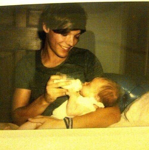 bangtan7line's tweet photo. Devia ser proibida na net fotos do louis com bebes pq faz mal pro coraçao #HappyBirthdayLouis https://t.co/KJ3nSPR5TO