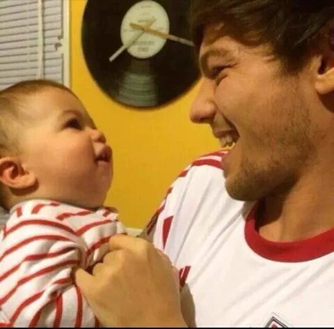 bangtan7line's tweet photo. Devia ser proibida na net fotos do louis com bebes pq faz mal pro coraçao #HappyBirthdayLouis https://t.co/KJ3nSPR5TO