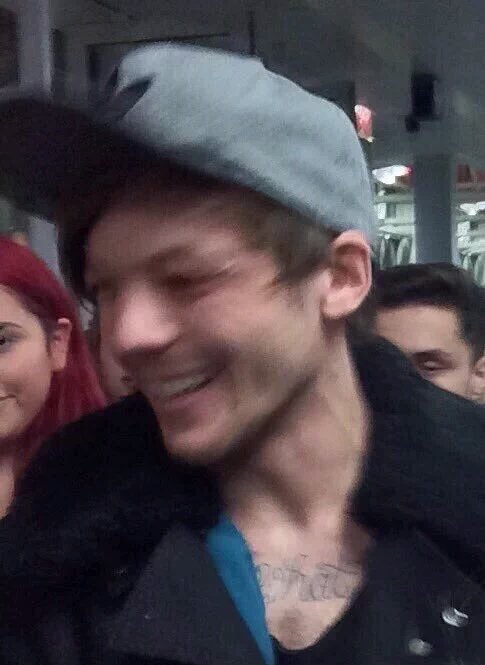 LaraLenci's tweet photo. Alguém pode me ensinar como parar de sofrer por Louis William Tomlinson??? #HappyBirthdayLouis https://t.co/OjtPwk603u