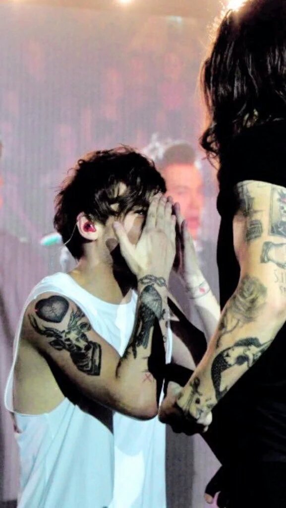 bangtan7line's tweet photo. por favor seja assim pra sempre #HappyBirthdayLouis https://t.co/l96miKSFjo