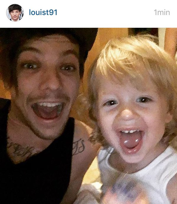 folkore94's tweet photo. eu já estou sofrendo pq é aniversario dele ai ele vem e posta foto com o irmãozinho, assim ñ dá #HappyBirthdayLouis https://t.co/TnXRuW0Cak