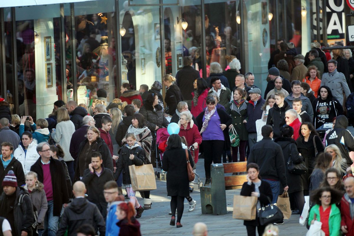 ChronicleLive's tweet photo. Last minute shoppers flood Newcastle city centre on busiest day of the year https://t.co/7AIZ4ascWf https://t.co/kfFFU90BfA