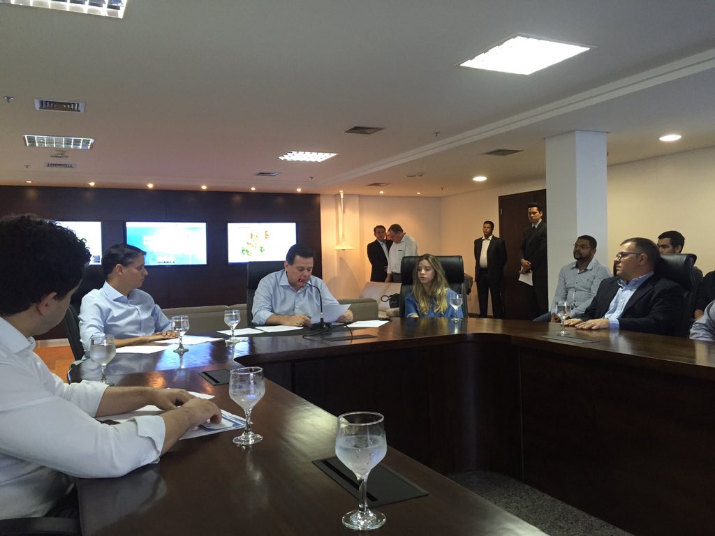 Joao_Unes's tweet photo. Governador de Goiás, Marconi Perillo premia agora os vencedores da #hackatona #LetsGo, organizada por @ThiagoPeixoto https://t.co/Avll6QqI3U