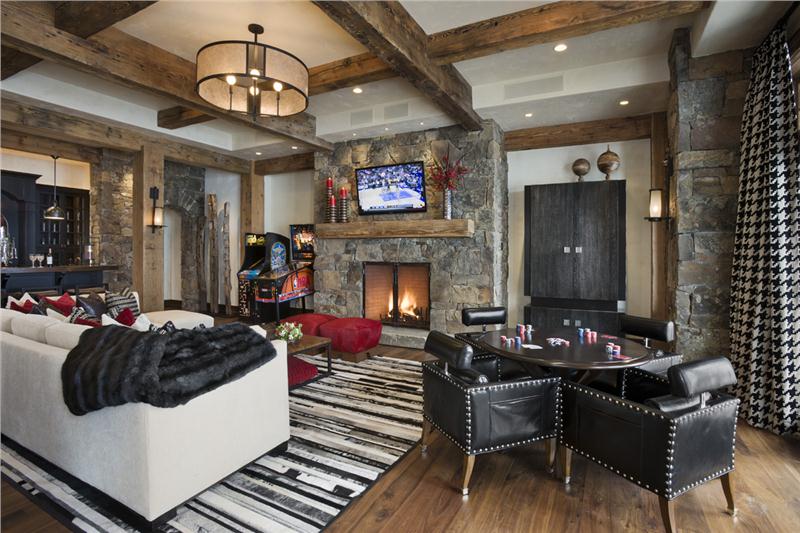 A room filled with laughter is the best motif of all. Get party-ready with these ideas!  bit.ly/1ZppCUQ