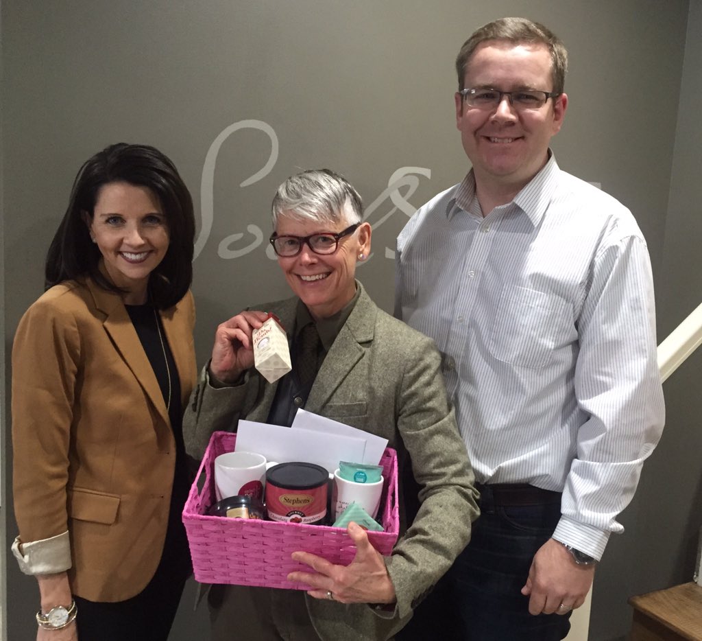Lyn_Christian's tweet photo. @poshusa @SoulSaltInc Love my goodie basket! Thank you #anndalton and #andrewmcbride #poshitforward #perfectlyposh https://t.co/6jyEM9cuyH