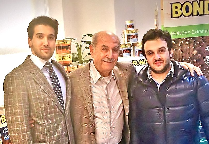 Uzertaş Yönetim Kurulu Başkanı İlhan Erem, torunları Serhan Erem ve Ahmet İlhan Erem'le birlikte BONDEX Showroom'da