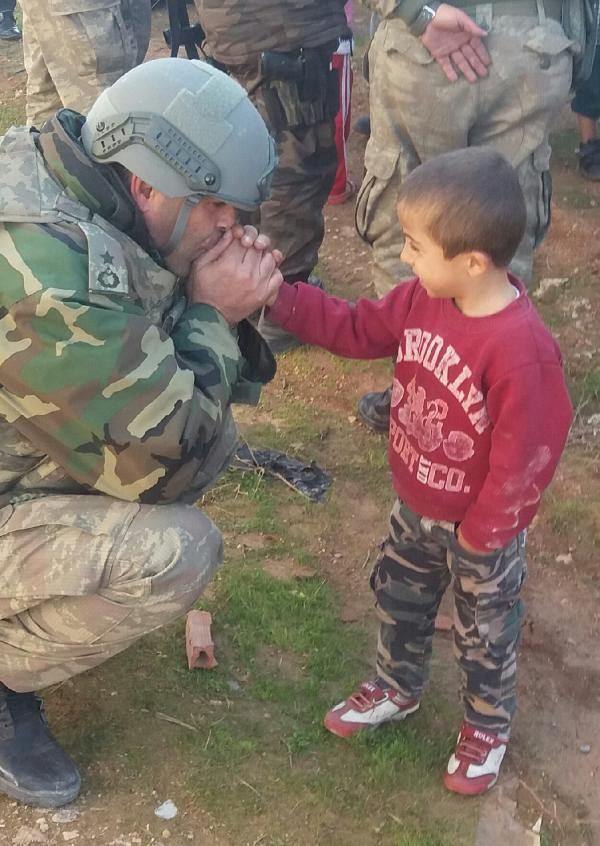 Şırnaklı çocuğu nefesiyle ısıtan Binbaşımız
Yer:Silopi
#ÇokŞükür böyle merhametli bir ordumuz var