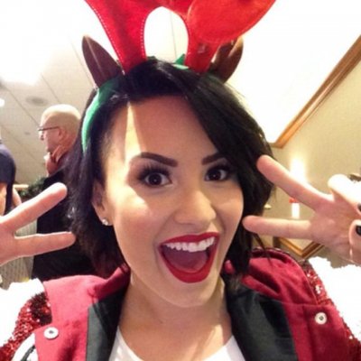 isncase's tweet photo. a primeira foto tem mais de um ano e a demi tira uma parecida e continua com o mesmo cabelo, quem diria #OldWaysDay https://t.co/YKYnFZS9q4