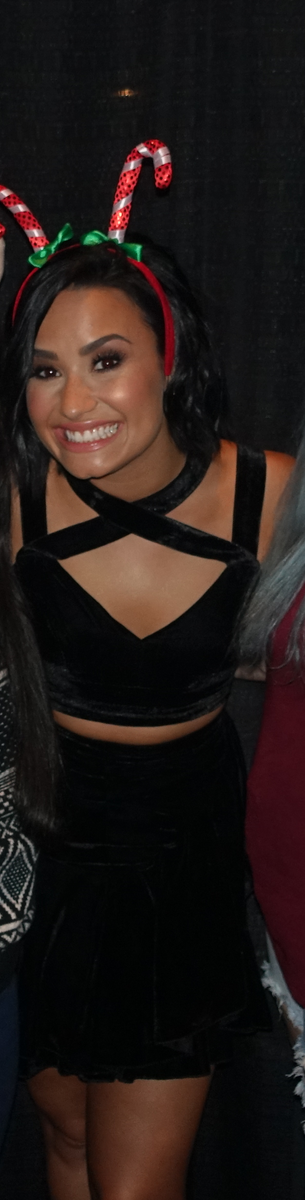 isncase's tweet photo. a primeira foto tem mais de um ano e a demi tira uma parecida e continua com o mesmo cabelo, quem diria #OldWaysDay https://t.co/YKYnFZS9q4