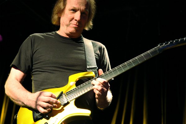 Happy birthday Adrian Belew! 
