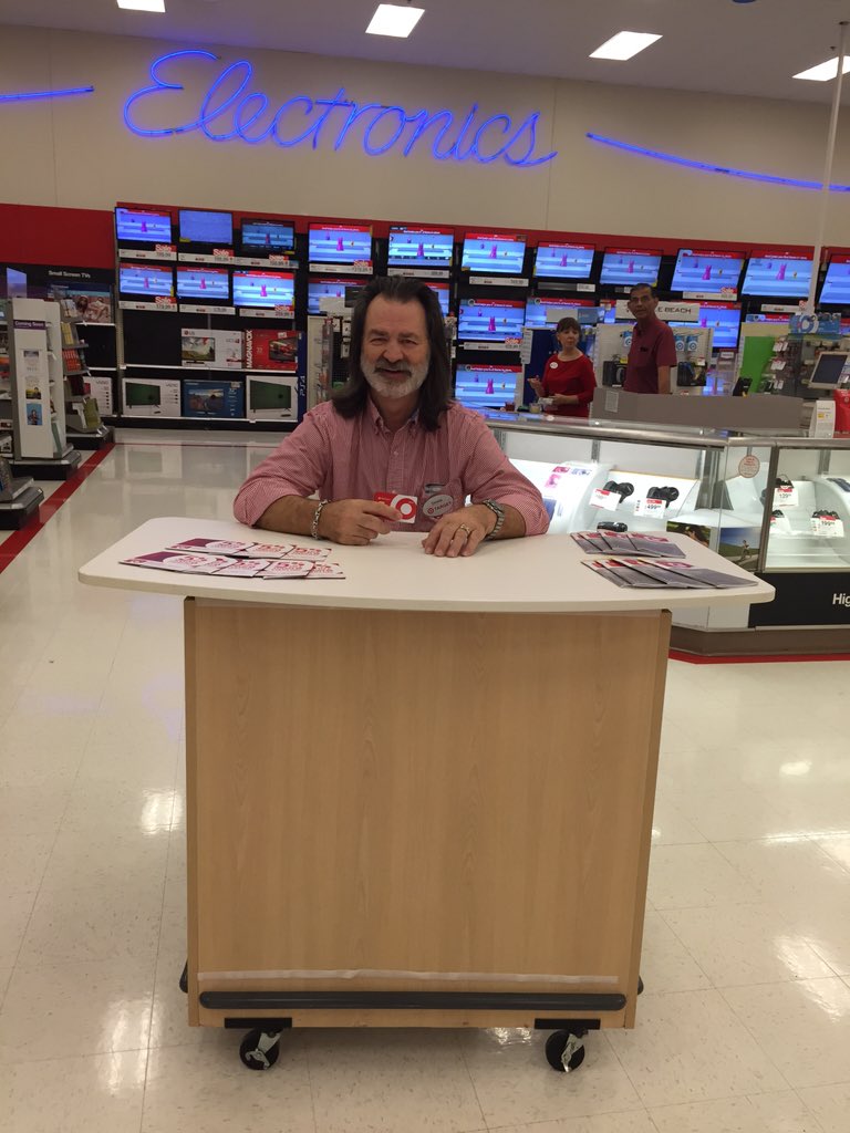 ETL Food drivin RedCards at #T1517! Thanks Dennis for helping our guests save 5%@HaleyTgt@ConnieDroge@CrosslinKatie