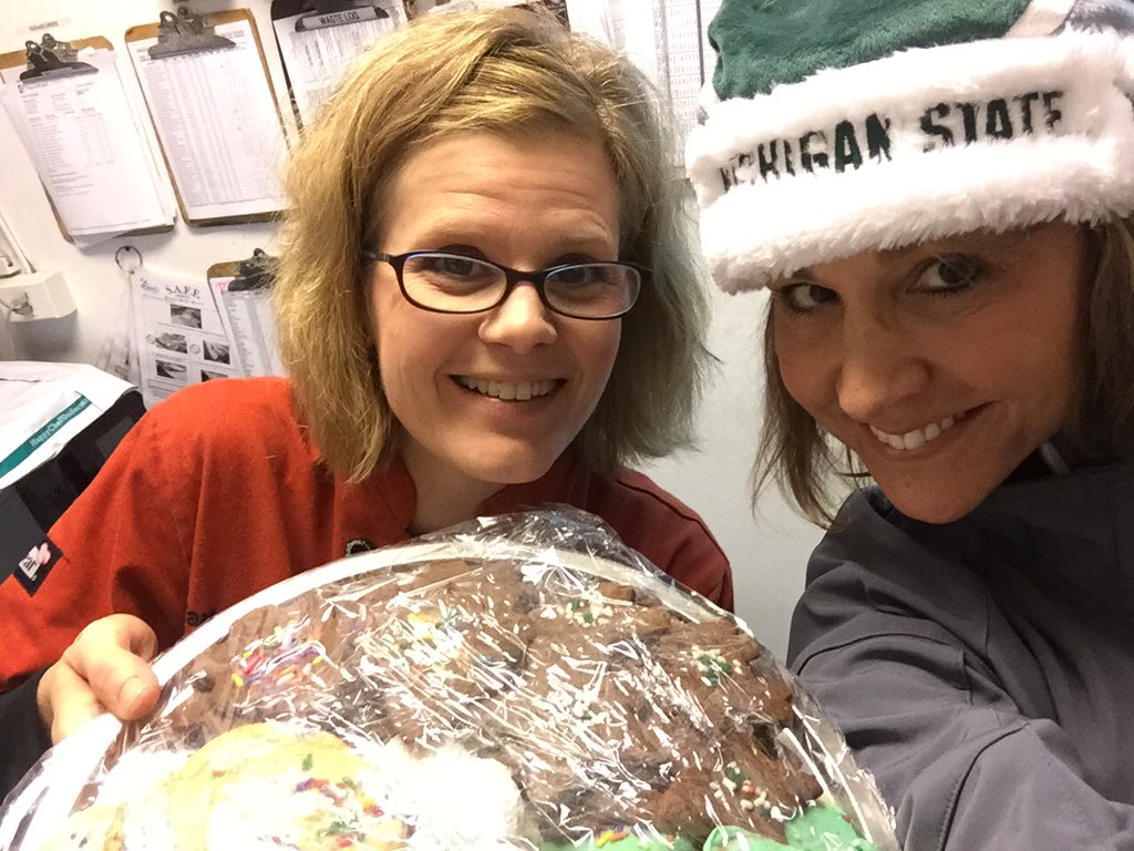 Mydashcounts's tweet photo. Cookies with Carley!   Sugar up and sell gift cards!!🎄🎄💚🎄❤️🎄 @ChilisJobs @carley_pierce https://t.co/SqqSZBvZb4