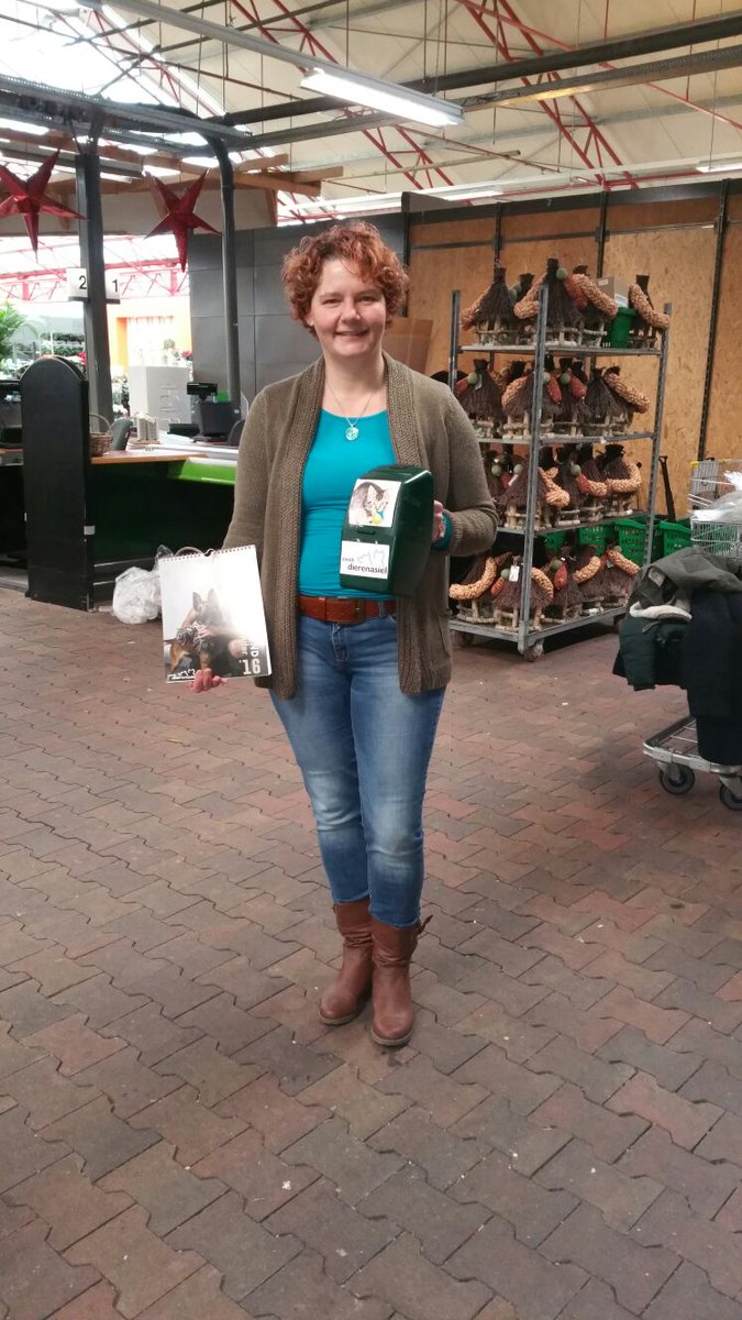 AsielZwolle's tweet photo. Gastgezinnen, stagiaires, medewerkers en vrijwilligers zijn in touw verkoop #Manmethond kalender #Tuinland https://t.co/RwjFQTHPbT