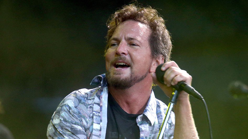 biobio's tweet photo. #BREVENOTAS: Hoy 23 de diciembre, el vocalista del emblemático grupo @PearlJam, Eddie Vedder, cumple 51 años. https://t.co/aMcw43FdOt