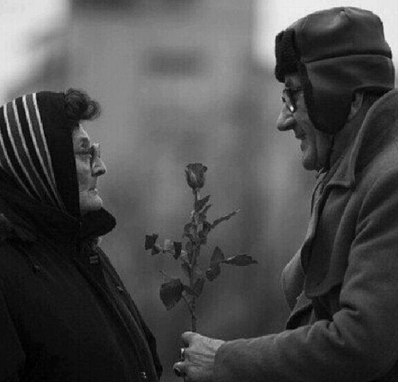ghjlsff's tweet photo. لا يمُوتُ الحبّ و إنْ شاخَ الجسَد ، 
فالحبّ يُبقِينا صِغاراً إلى الأبَد.. " https://t.co/5U5NndXKEx