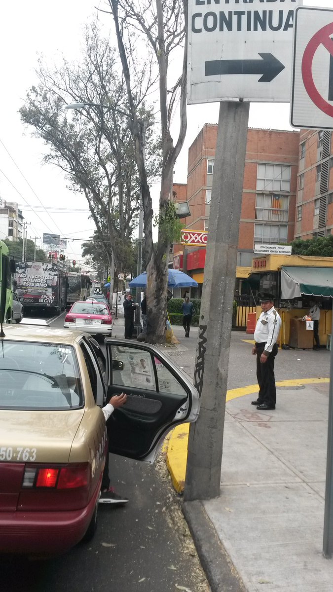 brayanpp's tweet photo. @CDMX_Semovi este taxista se estaciona donde no está permitido y amenaza si subo las fotos. https://t.co/qaD22QTowK