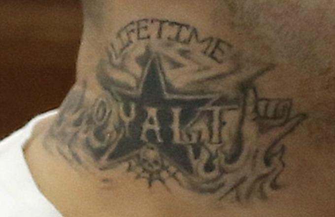 OurTwoBits's tweet image. WHAT?!?!

Aaron Hernandez has given up.

He has a new neck tattoo pledging his life to the Bloods gang.