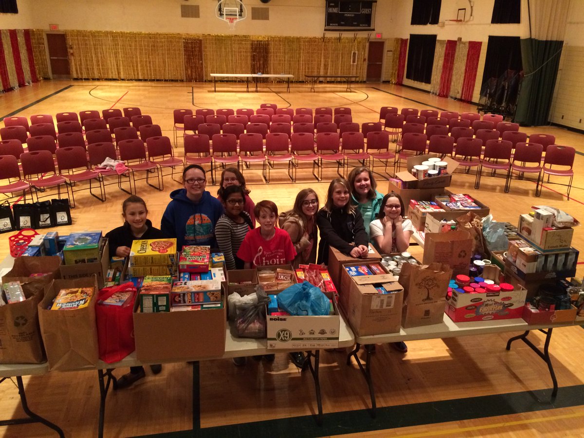 Vol_OFallon's tweet photo. Girl Scout Troop 2042 sorting and boxing donated food items for local food pantries. #groupservice #holidayspirit https://t.co/PxrOQqFjRP