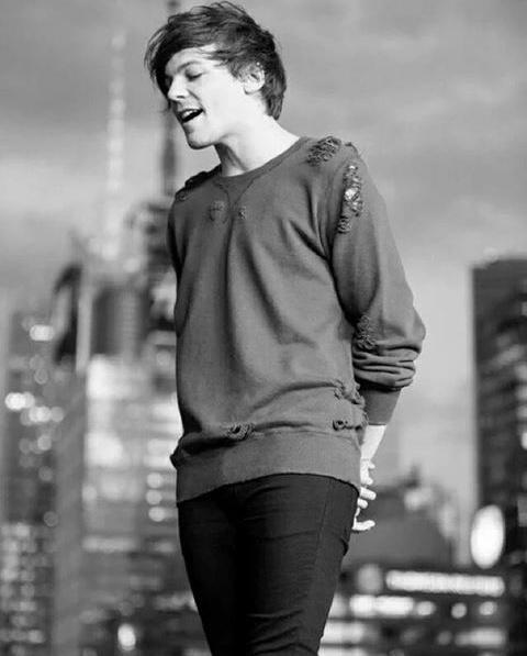 Gabriellee_10's tweet photo. Today's Chrismas eve and today's his birthday happy birthday @Louis_Tomlinson Long life&amp;God bless you 🎉🎂 https://t.co/qiYsxFMOSL