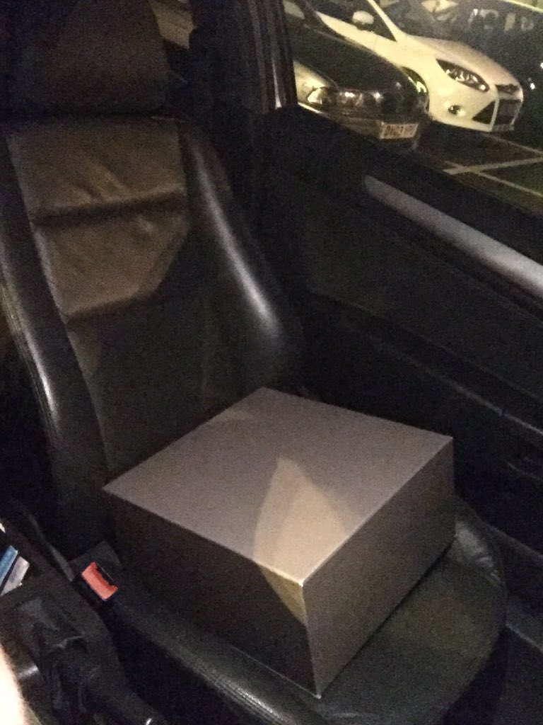 GeorgeeHoward3's tweet photo. @_tomburton your date is on her way https://t.co/1aKoK1MLKf