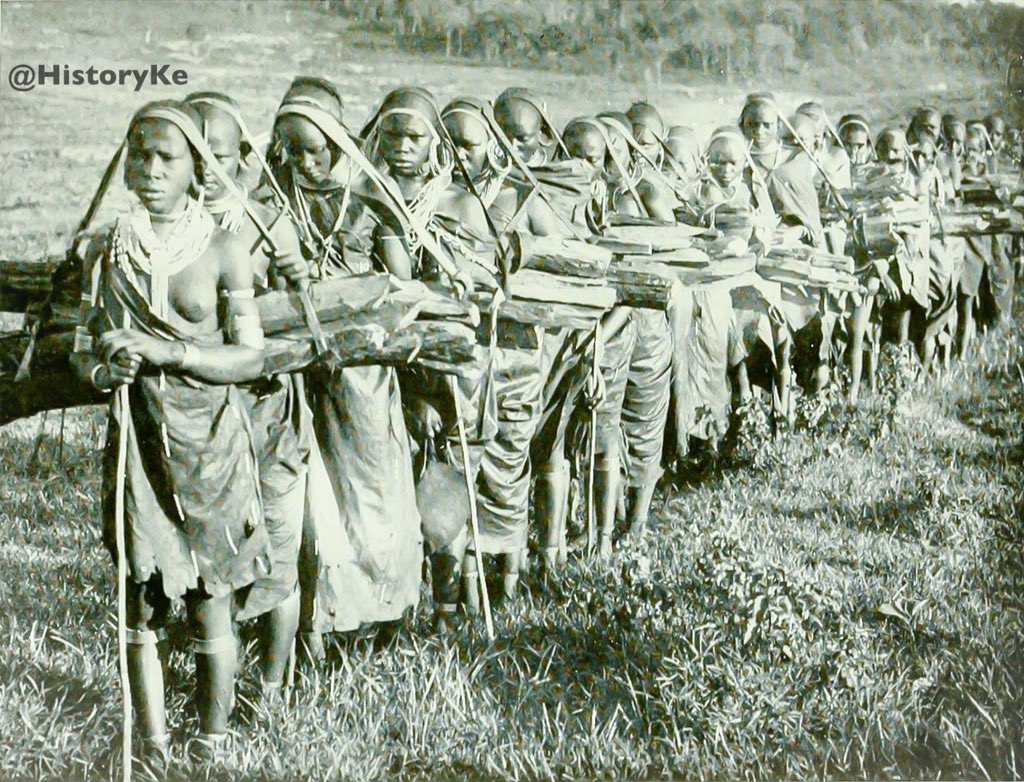 HistoryKE's tweet photo. 1903: Gïküyü girls queue up at Limuru station (inset) to get paid for firewood supply to the steam trains. https://t.co/m5i1pcQrjH