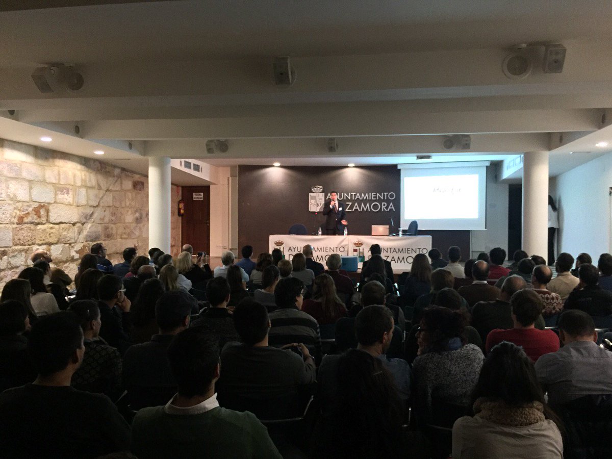 IdeasForZamora's tweet photo. Alvaro Iglesias con su propuesta de adaptación del UPM Racing Team  #IdeasFor2015 #IdeasForZA2015 https://t.co/lmtRD7VsRr