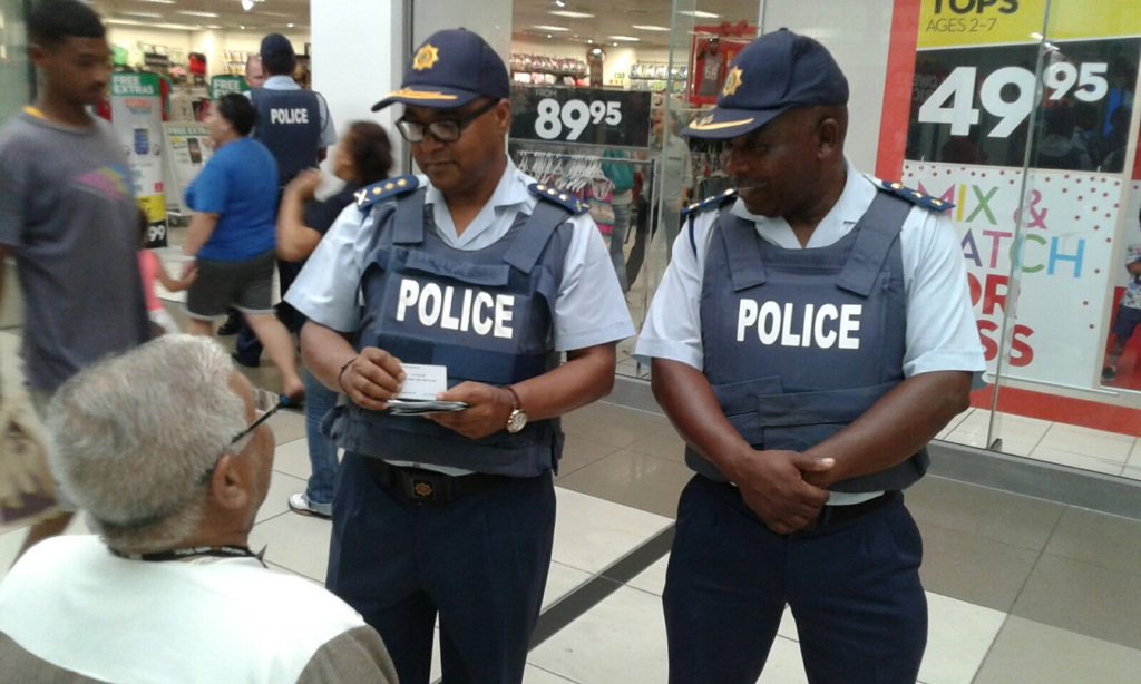 SAPoliceService's tweet photo. #sapsWC Acting Prov Comm Gen Gary Kruser visited malls in province today/interacted with shoppers #BackToBasics SD https://t.co/wQ3HPd6y6V
