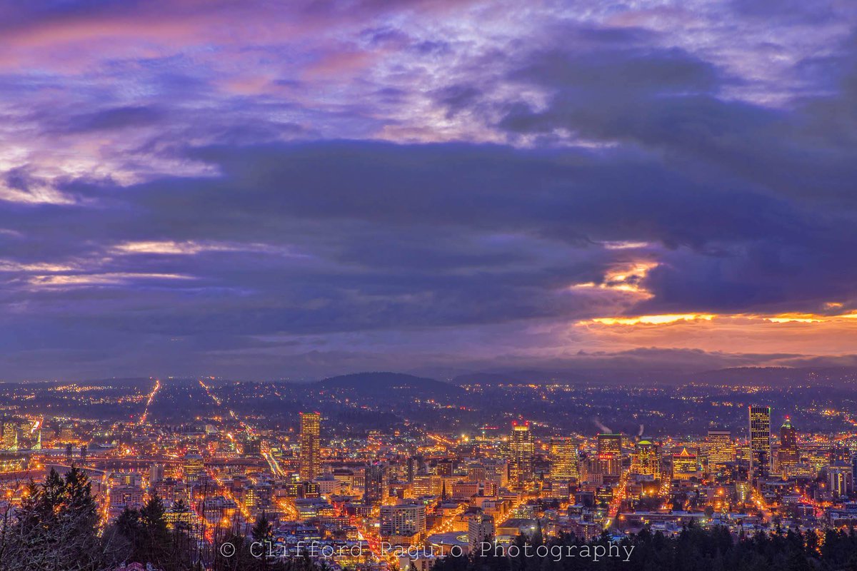 travelportland's tweet image. Sunrise on the first day of Winter in Portland, Oregon! #PDX #PDXNOW (Photo: @clifford_paguio)