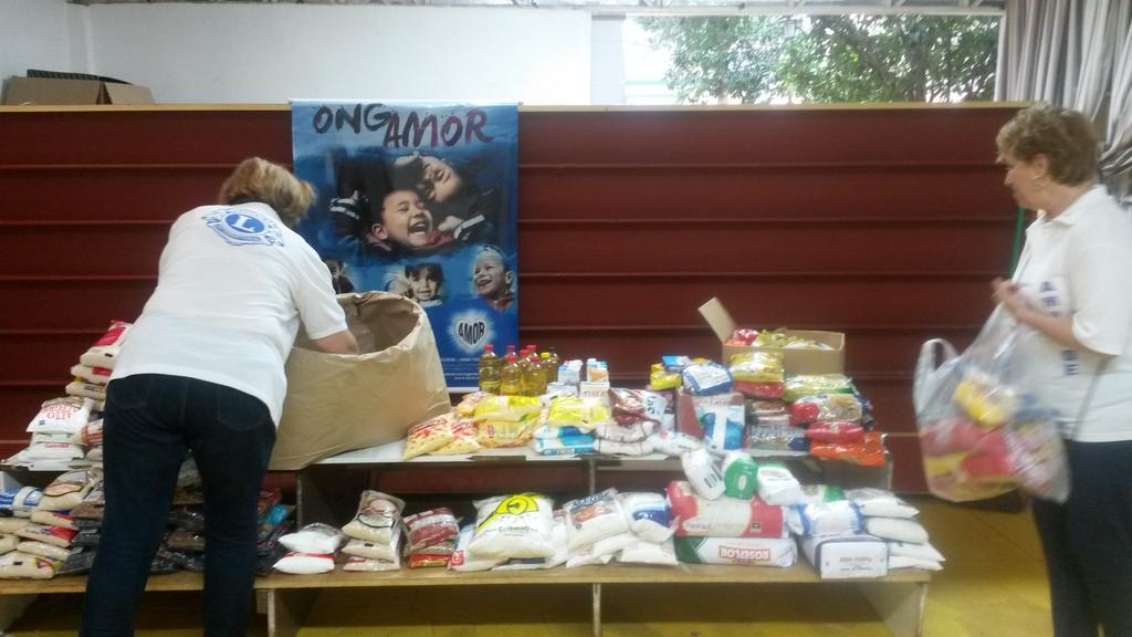 japassofundo's tweet photo. Hoje foi dia de entregar alimentos doados para 3 entidades carentes de Passo Fundo! A campanha continua até 06/01 :D https://t.co/scJ9PgZ5Va