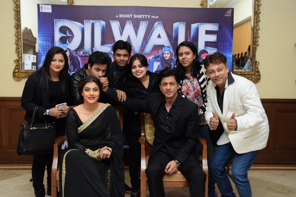 SRKCHENNAIFC's tweet photo. Shah Rukh Khan (@iamsrk) &amp; @KajolAtUN snapped with @SRKFC1 members in Kolkata.
https://t.co/1Z1jsSbsOs