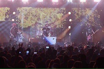 BE5SOSUpdates's tweet photo. @5SOS performing at Jingle Bell Ball! https://t.co/aeWiPW3XhA